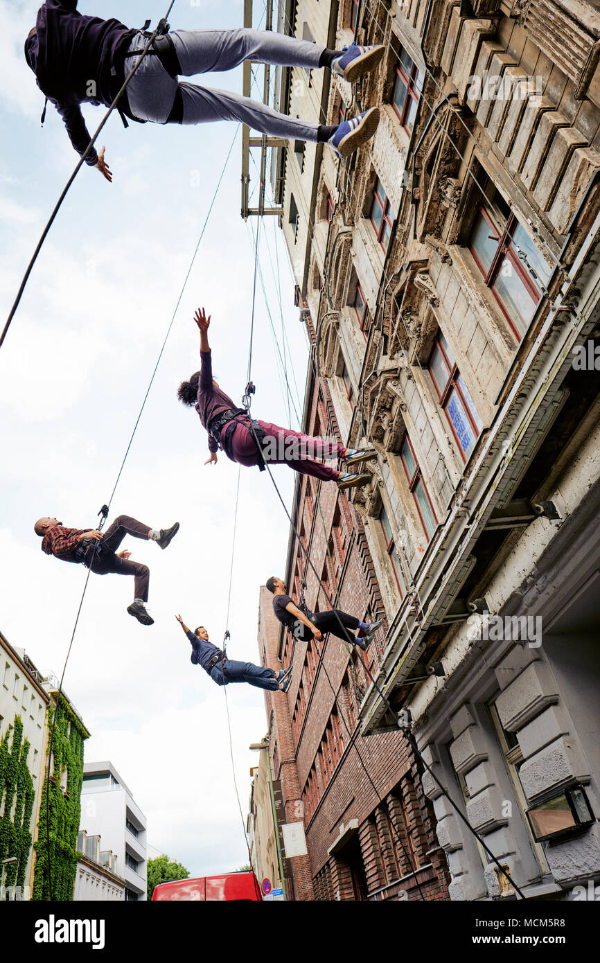 Die Berliner Straße Theater Gruppe namens Grotest Maru Proben in der Auguststraße in Berlin Deutschland EU. Stockfoto