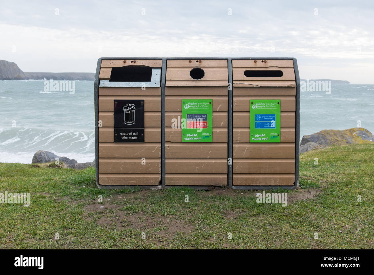 Recycling bins auf Lydstep Strand auf der Pembrokeshire Coastal Path in Wales Stockfoto