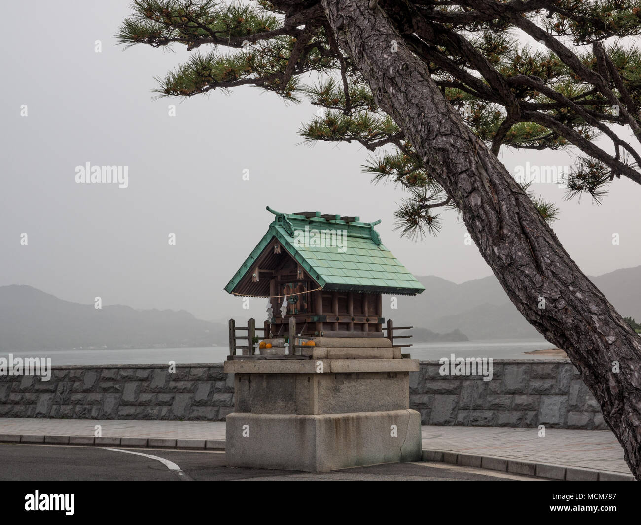 Shinto Schrein, lokale Straßenrand Schrein, neben der Sea Wall, Innoshima, Seto Binnenmeer, Japan Stockfoto