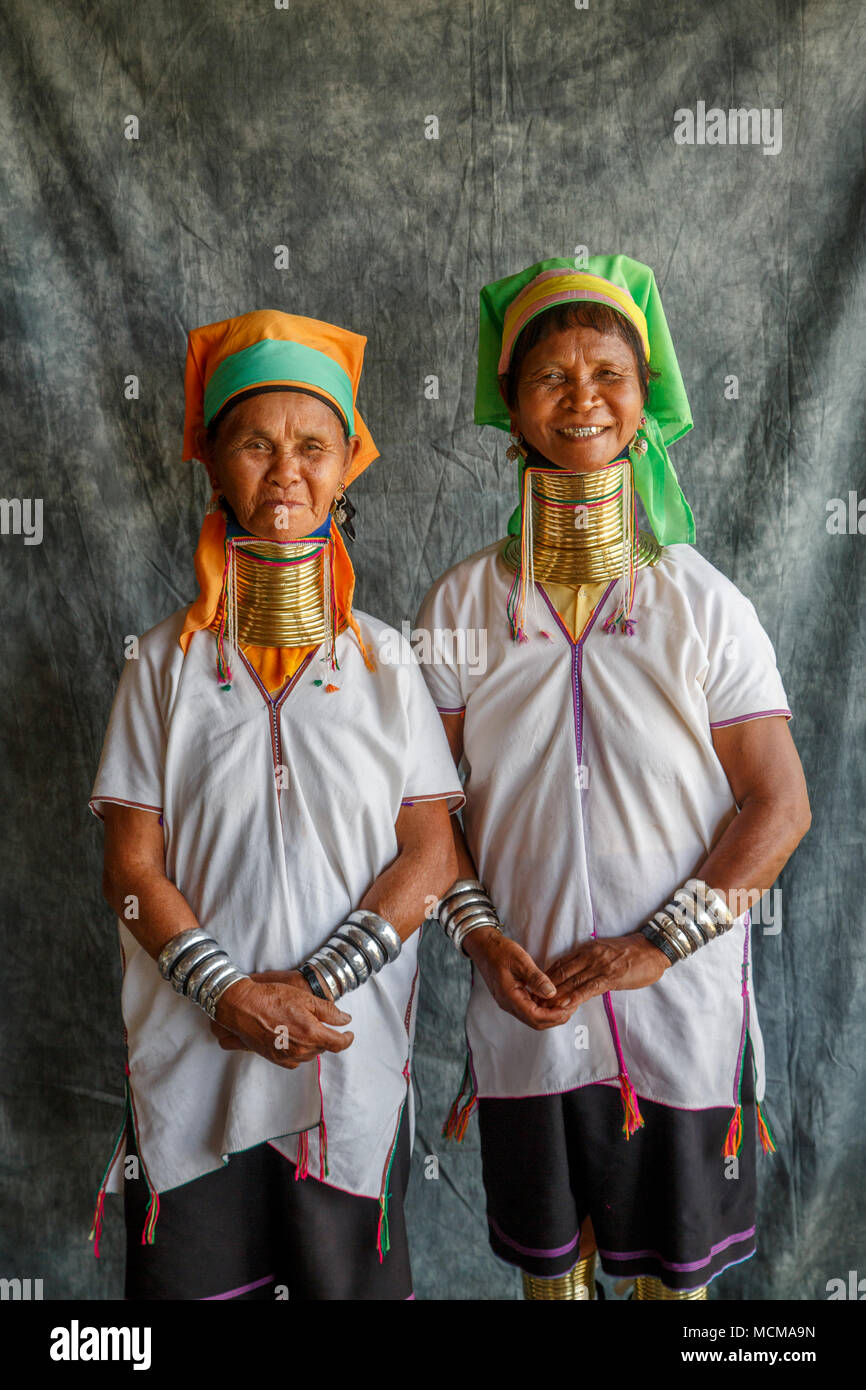 Porträt von zwei erwachsenen Frauen tragen traditionelle Gewindehälften gemeinsam gegen grauer Stoff posiert, Shan Staat, Myanmar Stockfoto