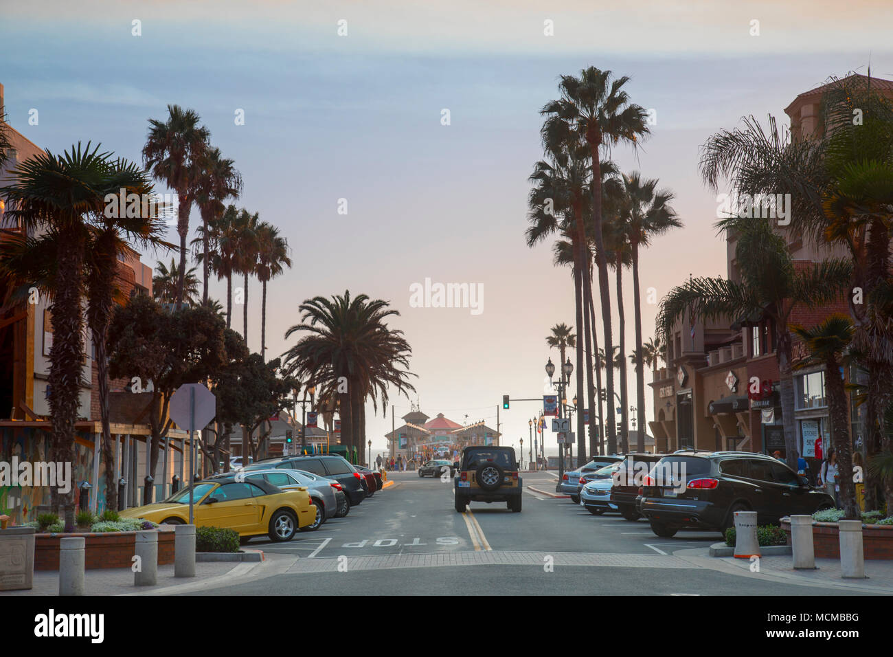 Auf der Suche main street Huntington Beach, in Richtung pier, Kalifornien, USA Stockfoto
