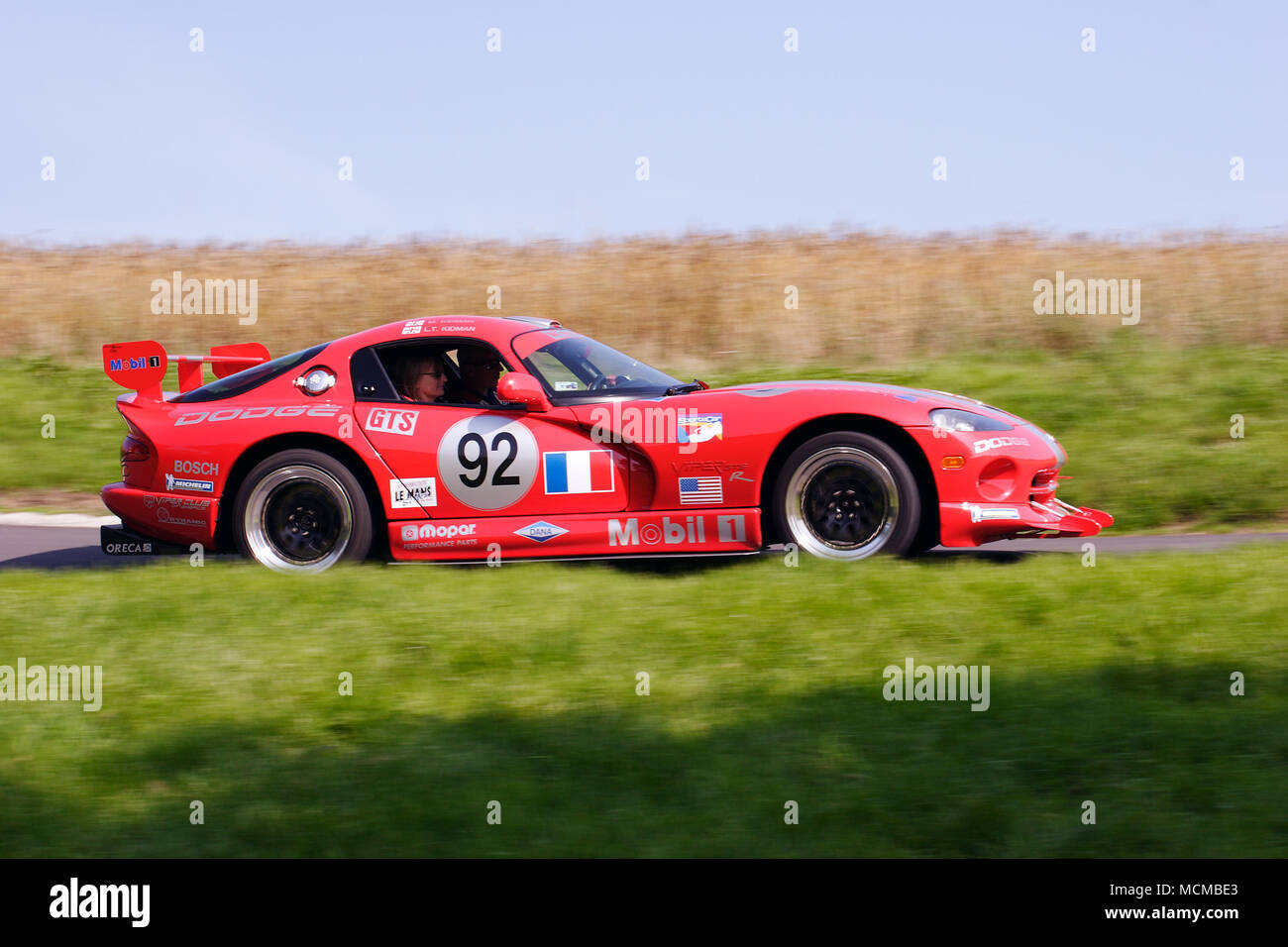 Profil (Seitenansicht) eines roten Dodge Viper American Racing Auto schnell fahren. Stockfoto
