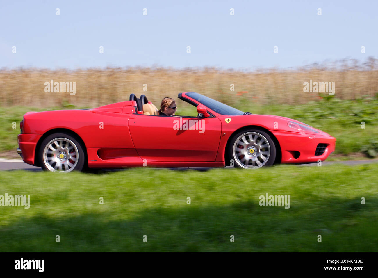 Profil (Seitenansicht) eines roten Ferrari 360 Spider super Auto Sportwagen schnell fahren. Stockfoto