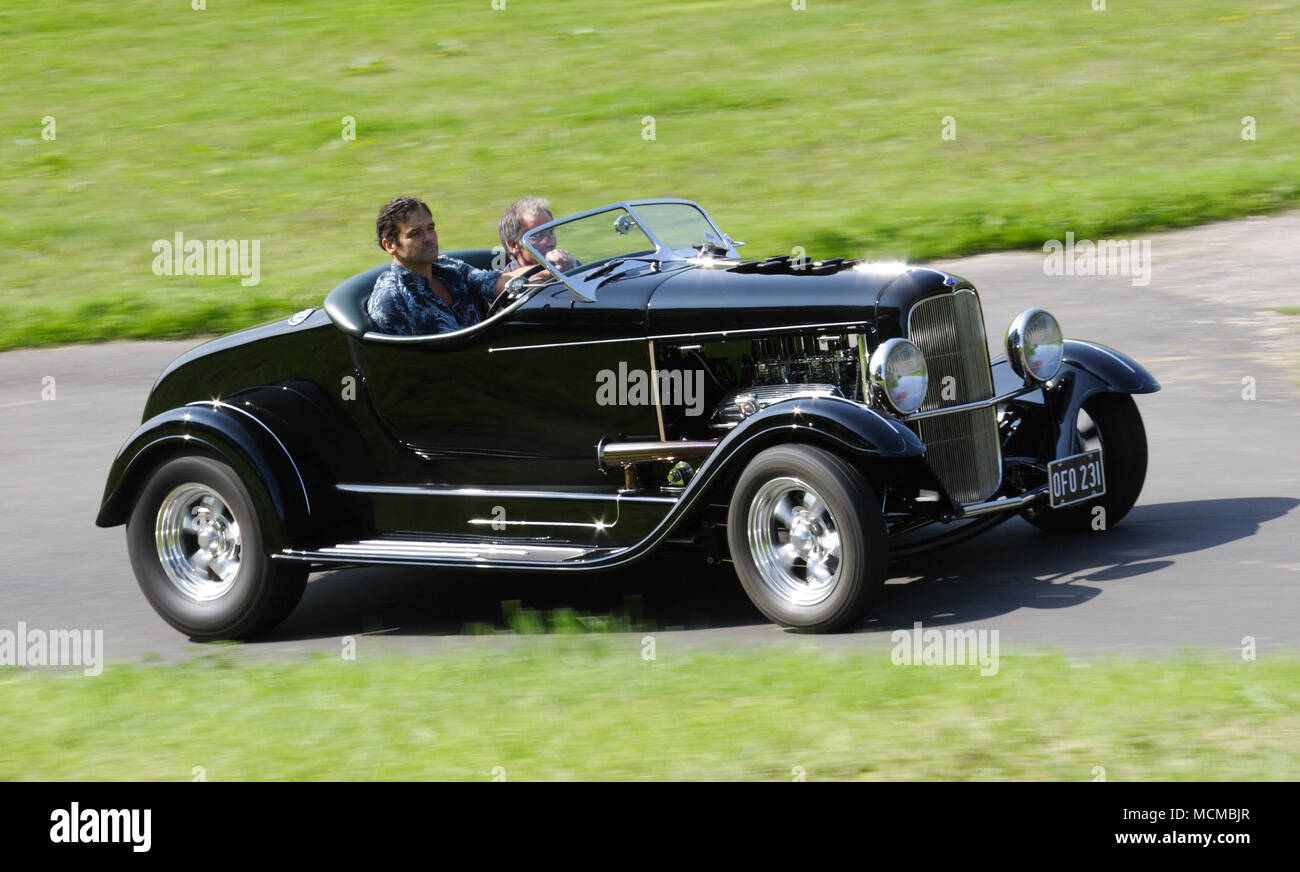 Schwarz Retro Vintage hotrod restomod Autofahren schnell Stockfoto