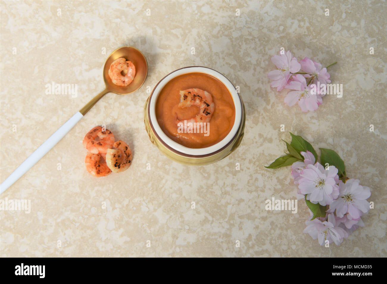 Flach mit Sommer seafood Suppe oder Hummer Bisque Stockfoto