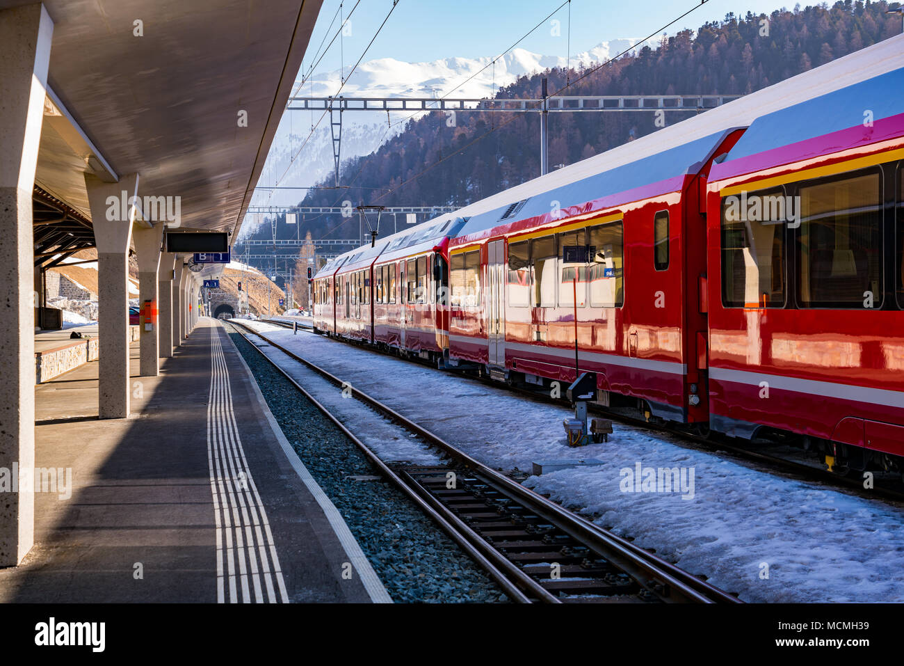 Schweizer Roten Zug von St. Moritz Schweiz Lugano Italien Parken am
