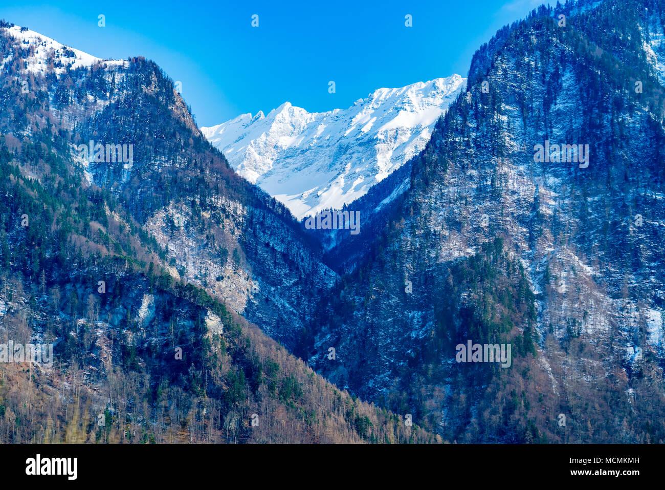 Blick auf schneebedeckte Berg am Wegrand in der Nähe von St. Moritz in der Schweiz Stockfoto