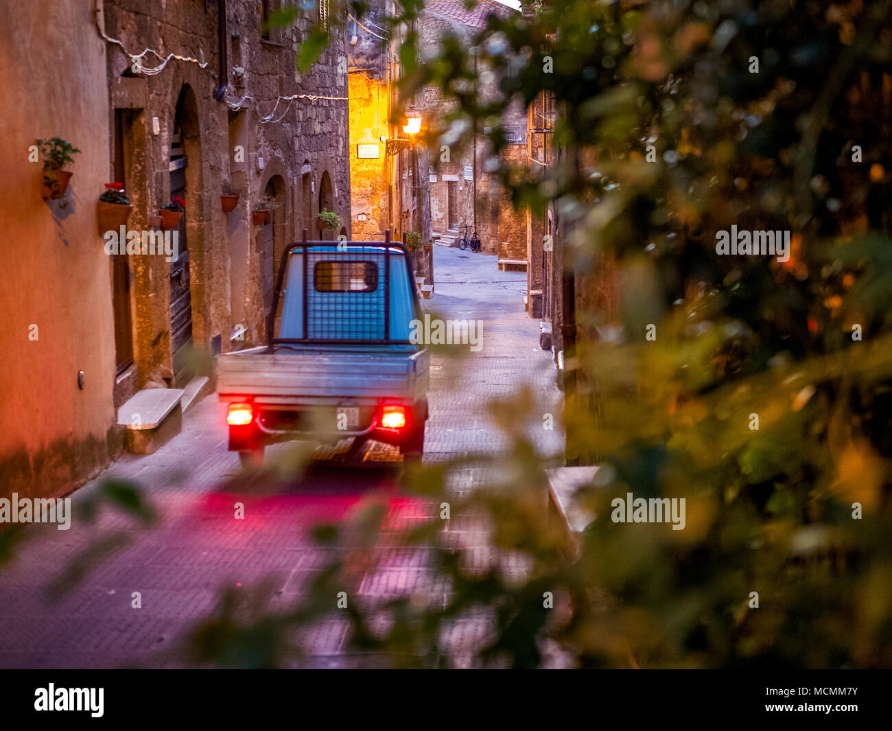 Ape in der Altstadt von Pitigliano in der Toskana, Italien Stockfoto