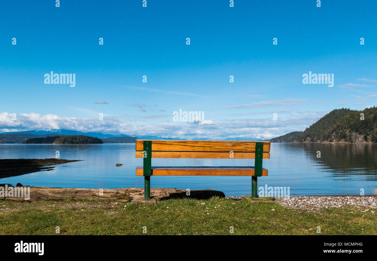 Bank mit Blick auf den Pazifischen Ozean im Montague Harbour Marine Provincial Park auf Galiano Island Stockfoto