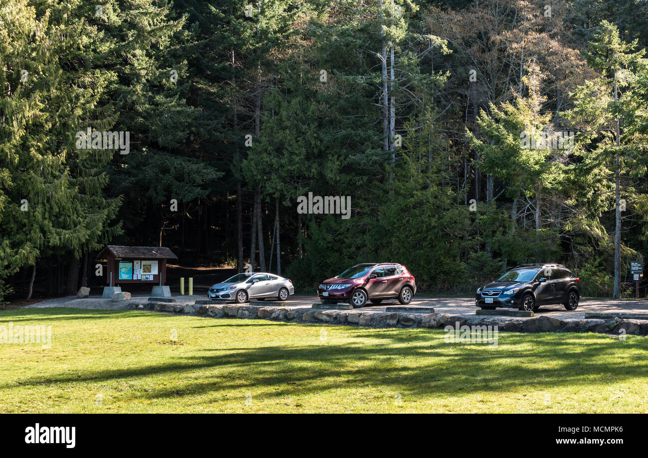 Fahrzeuge, die in einem Tag verwenden viel auf Montague Hafen Marine Provincial Park geparkt auf Galiano Island, BC. Stockfoto