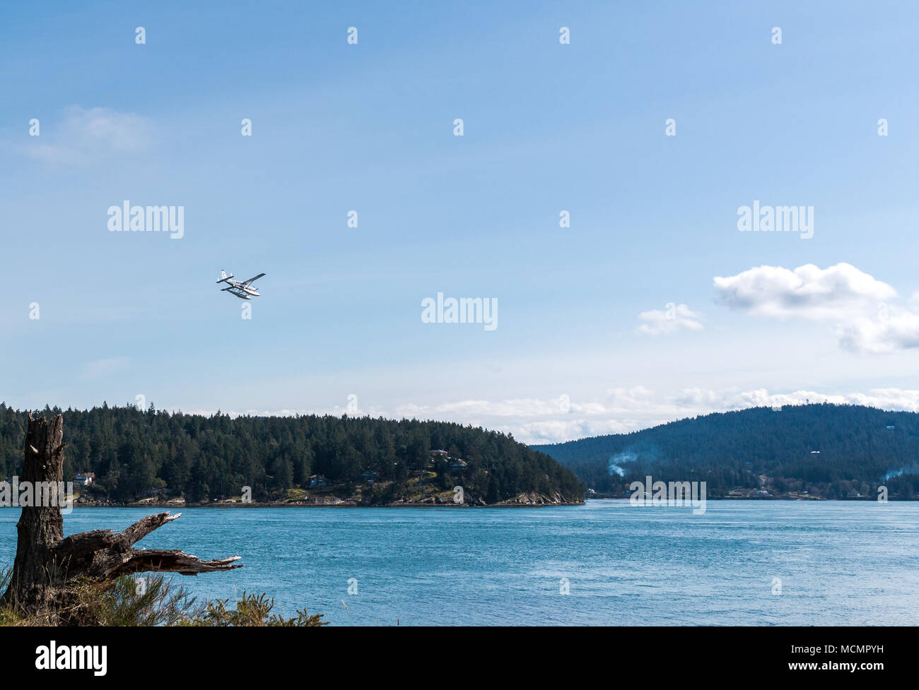 Ein Wasserflugzeug beginnt seine Abfahrt zur Landung nahe Mayne Island, BC. Stockfoto