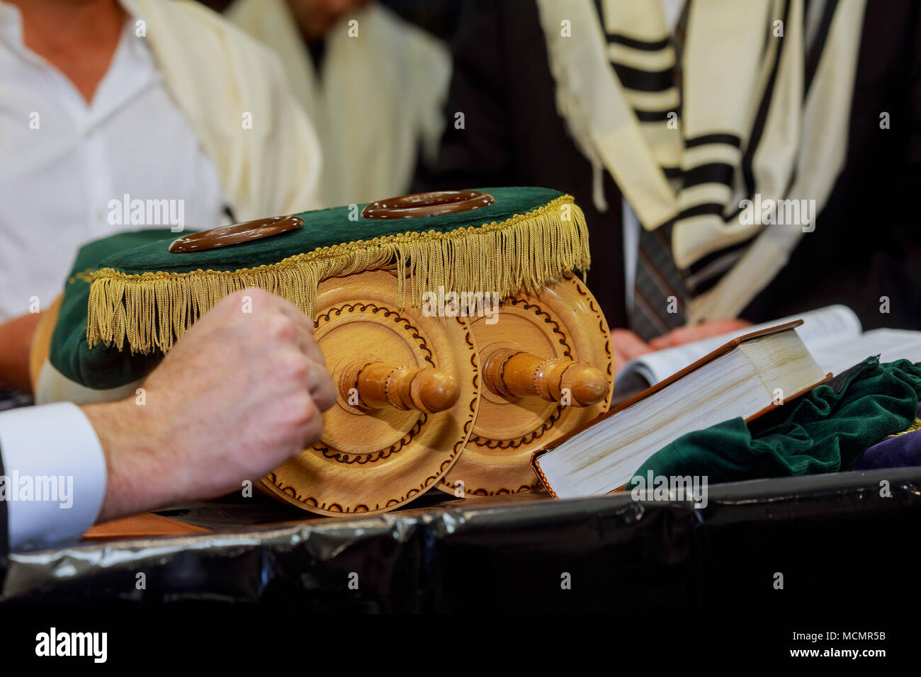 Selektiver Fokus der Torarolle. Jüdischen Lebensstil Barmitzvah Konzept Hintergrund Stockfoto