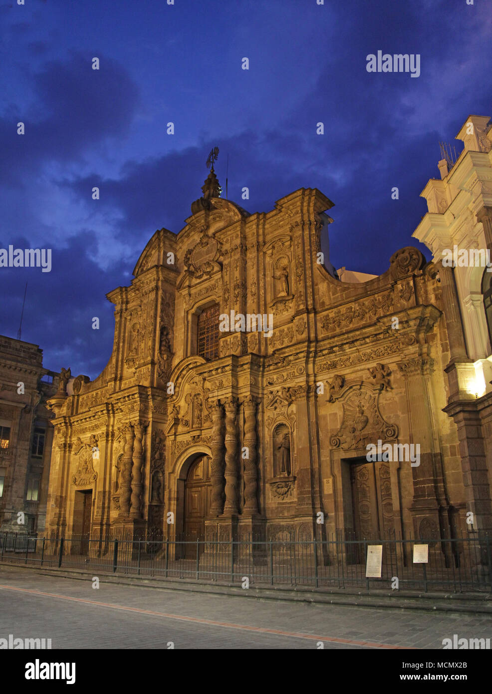 Quito Ecuador Iglesia de La Compania de Jesus Kirche bei Nacht