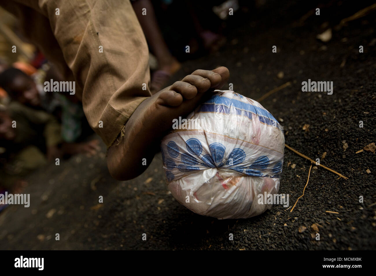 Ein Junge und sein Fußball, Harare, Simbabwe Stockfoto