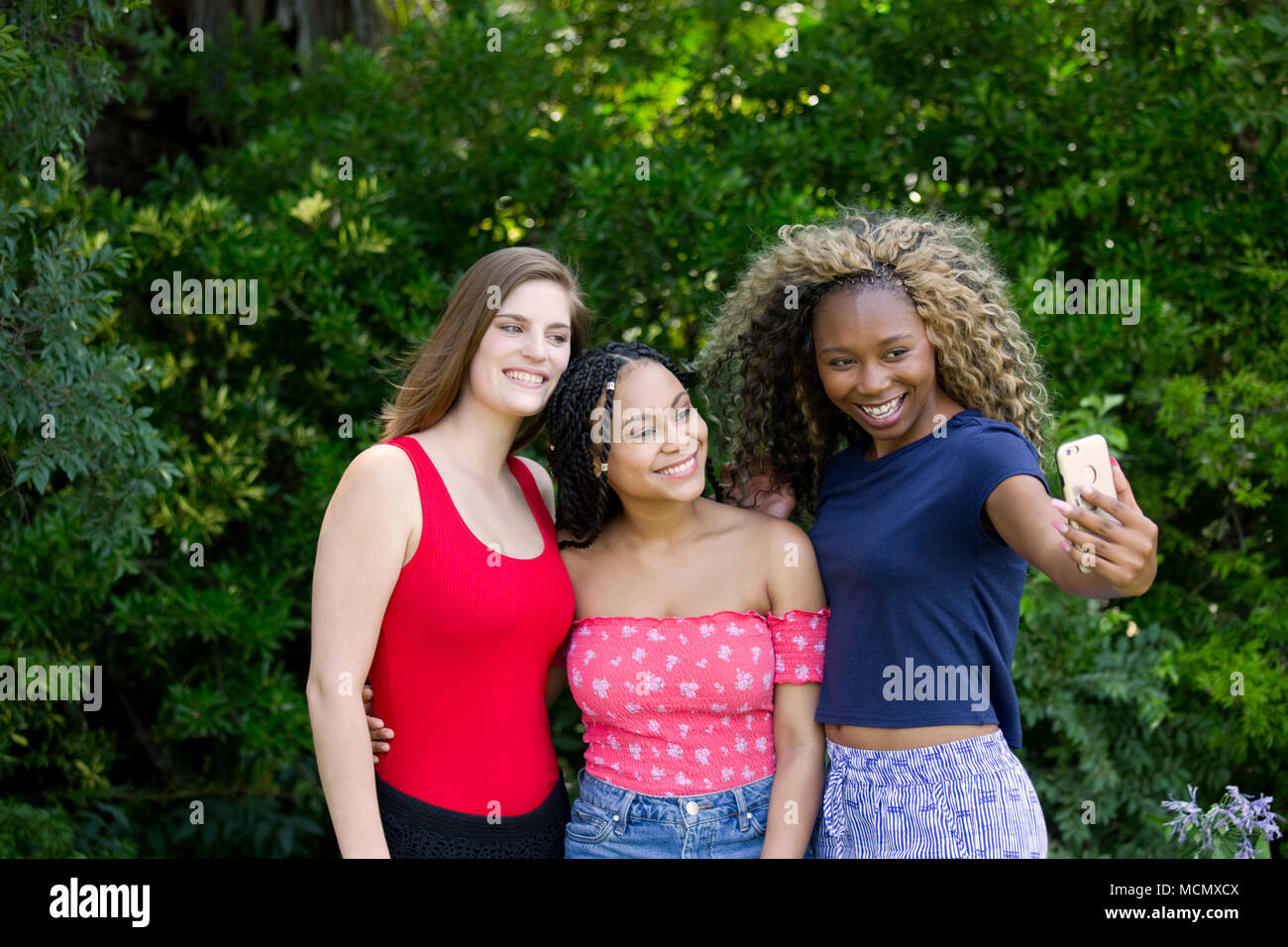 Drei Frauen, die eine selfie in einem Park Stockfoto