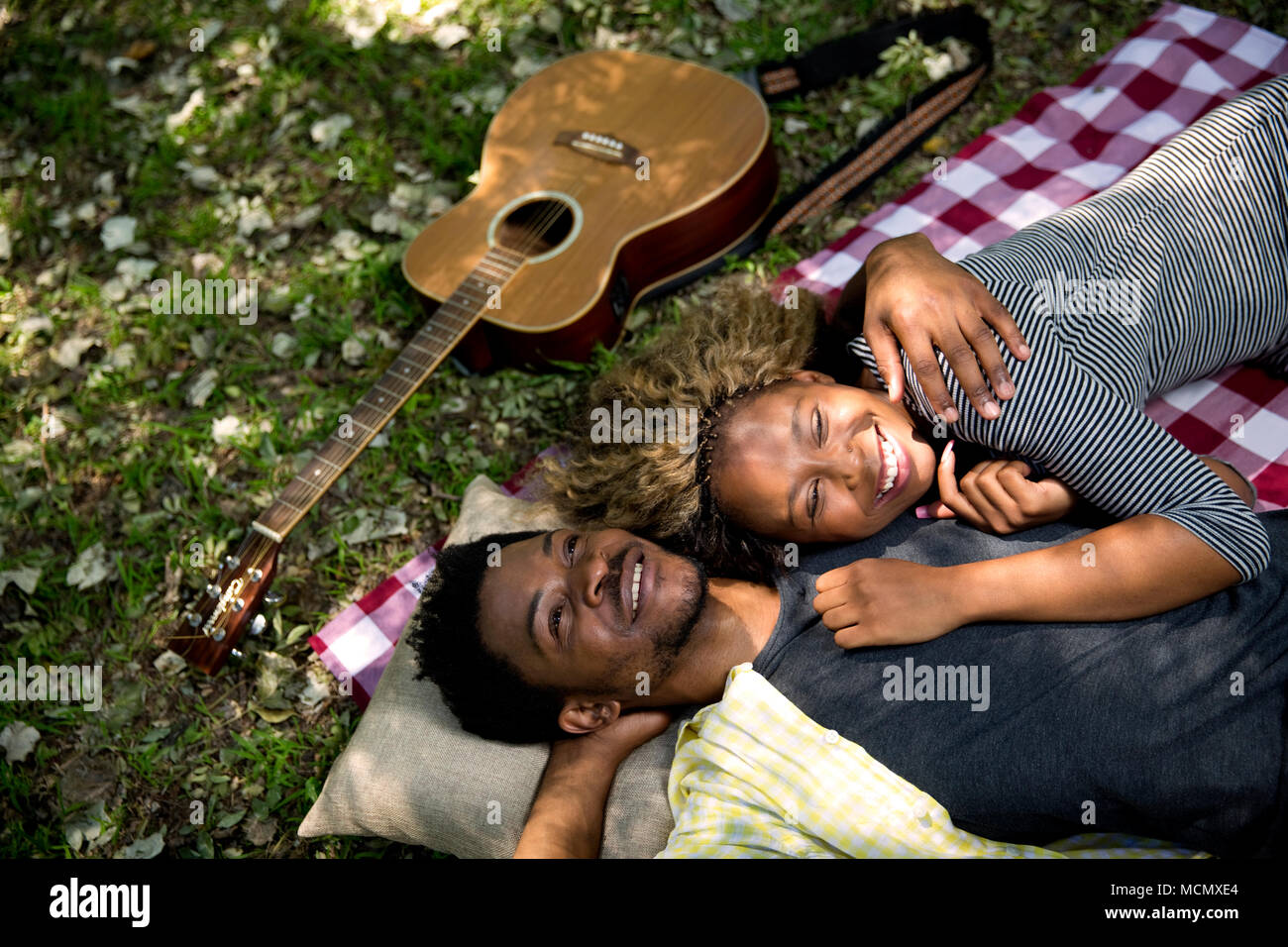 Paar liegen sich in den Armen auf einem pinic Decke Stockfoto