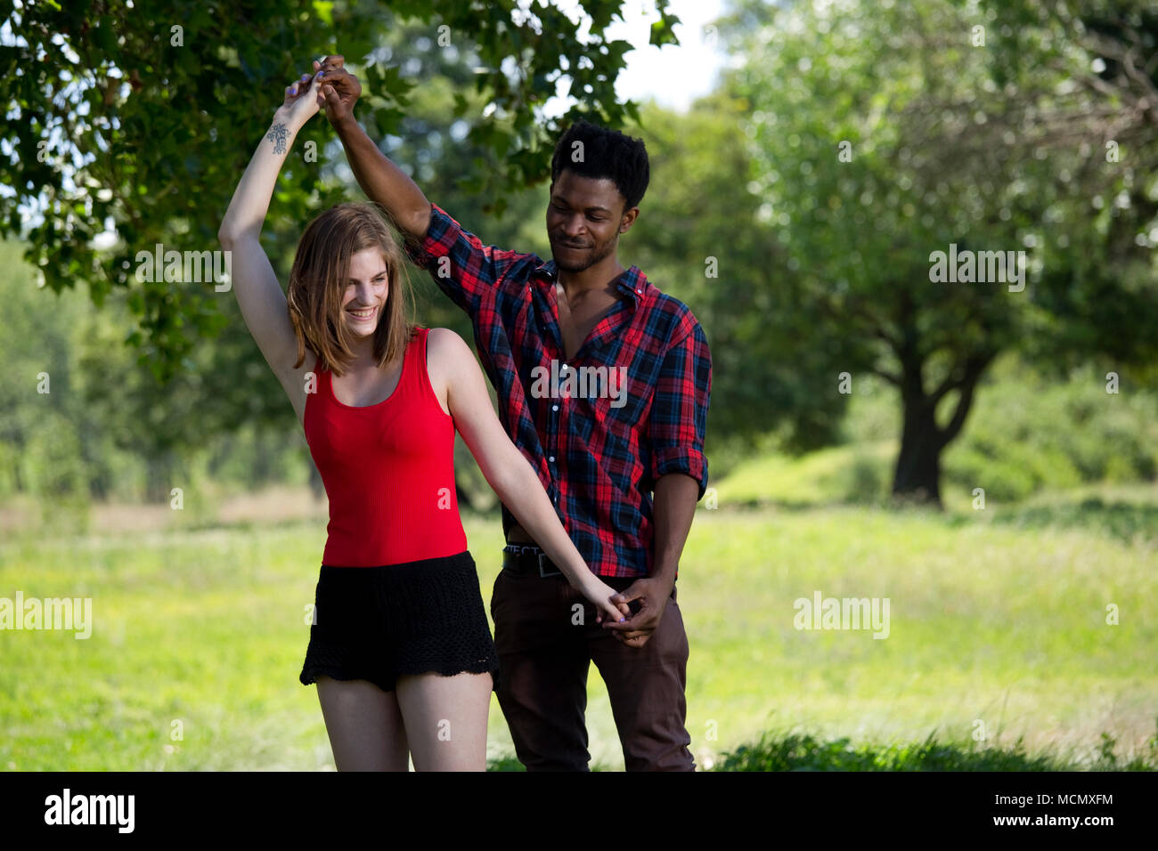 Paar tanzen im Park Stockfoto