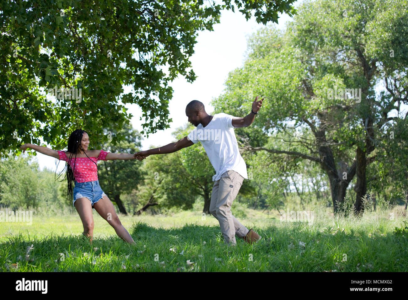 Paar tanzen im Park Stockfoto
