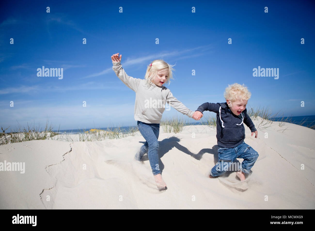 Spielen die Kinder auf die Dünen an der Westküste von Kapstadt, Südafrika Stockfoto