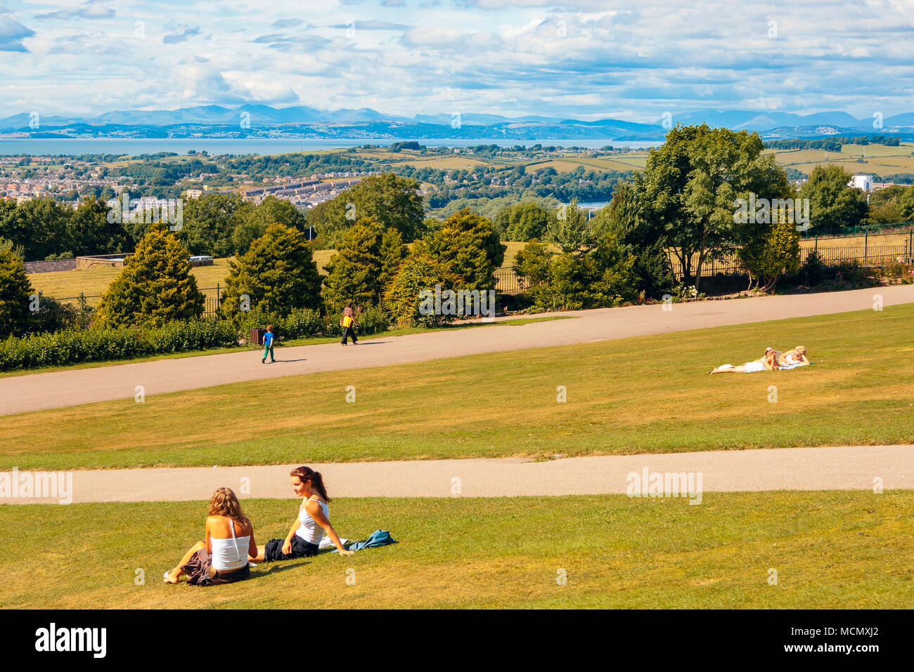 Genießen Sie den Sonnenschein in Williamson Park, Lancaster, Lancashire, England, mit Blick über die Morecambe Bay und die Lakeland Fells Stockfoto