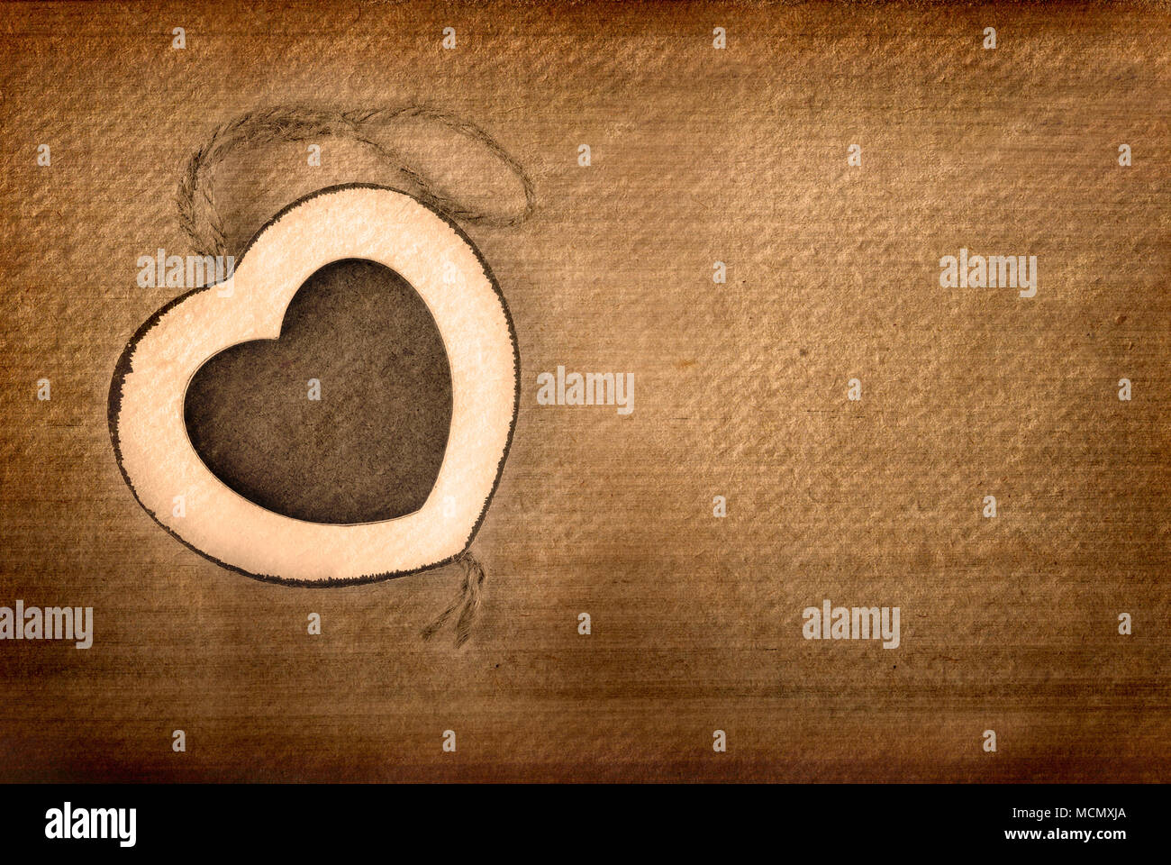 Vintage foto Herz Holz Rahmen auf grunge Hintergrund. Stockfoto
