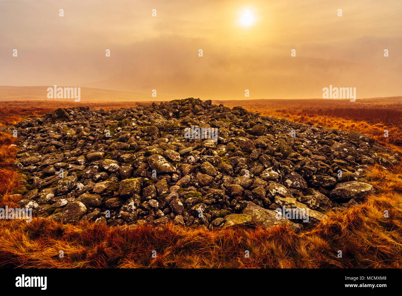 Alten Cairn unter rauen Felsen im Bereich Birker fiel westlich des Offshore-Valley Lake District Stockfoto