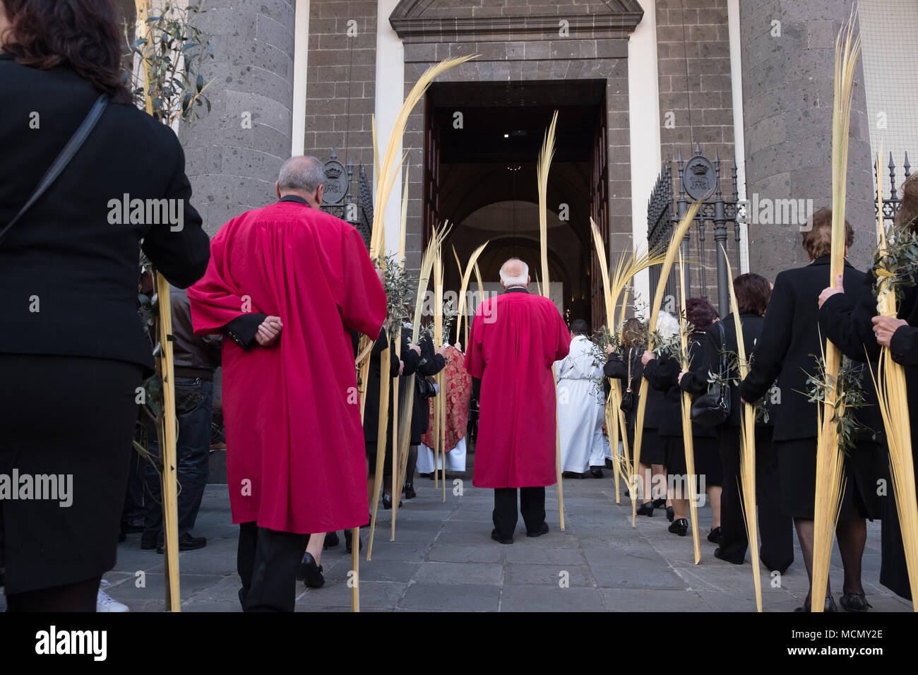Teneriffa, Kanarische Inseln, Kirche Beamte auf der Heiligen Woche Palmsonntag Prozession in der Stadt Laguna zu Fuß in die Kathedrale von San Cristobal de La Laguna. Stockfoto