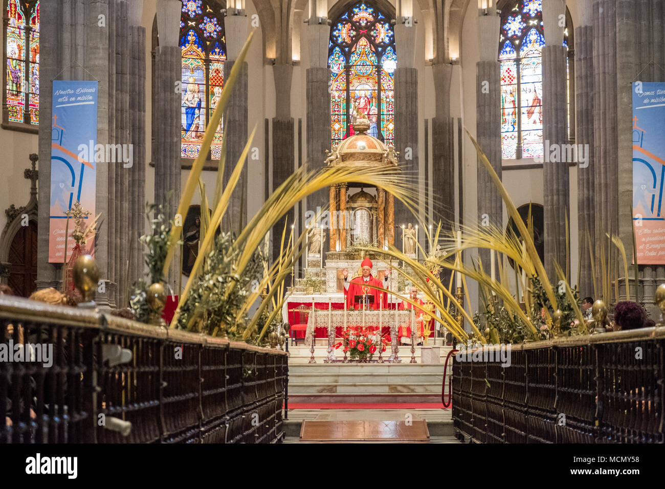 Teneriffa, Kanarische Inseln, Klerus während der Palmsonntag Karwoche Service in der Kathedrale von San Cristóbal de La Laguna. Stockfoto