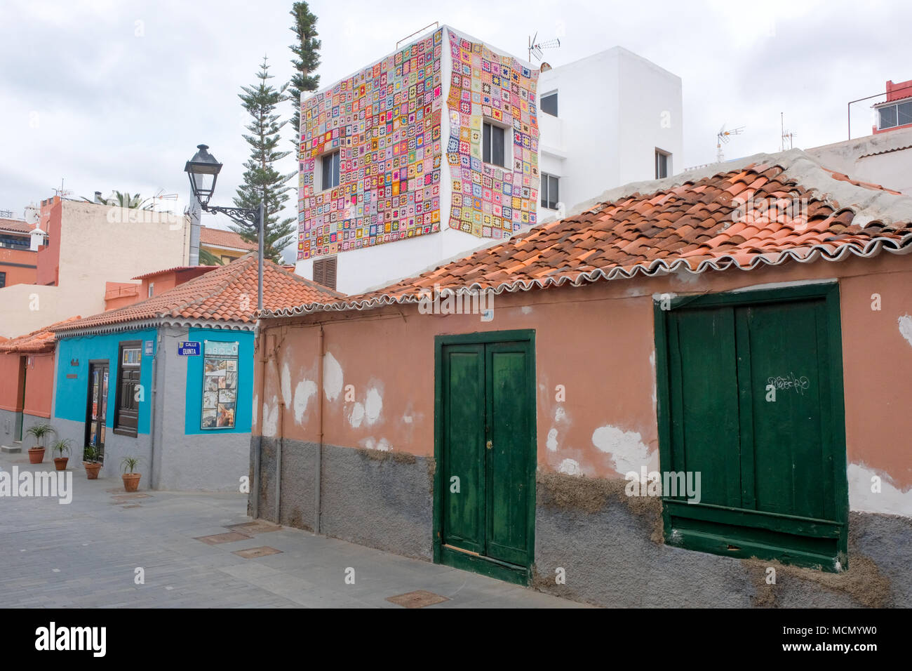 Puerto de la Cruz, Teneriffa, Kanarische Inseln; die Straßen der Stadt mit einem Spaß croche Deckel über ein 60er Block. Stockfoto