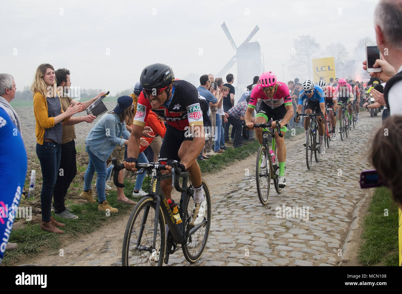 Templeuve, Frankreich, 8. April 2018, den olympischen Meister Greg Van Avermaet führt Sep Vanmarcke und Wout Van Aert am Templeuve - Moulin-de-vertain Sekte Stockfoto