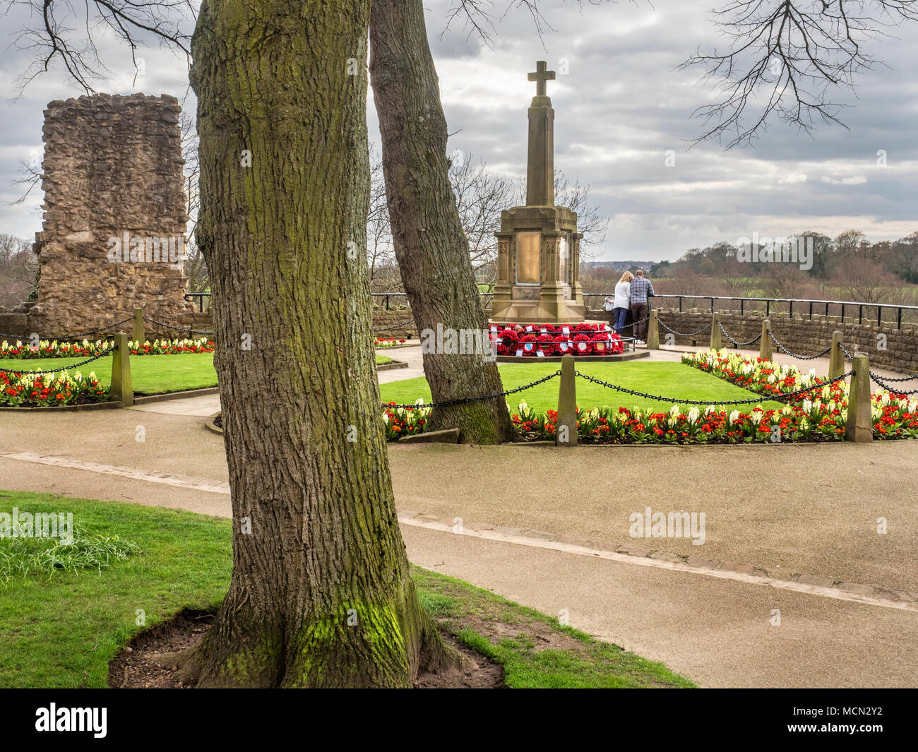 Das Kriegsdenkmal im Frühling im Schlossgelände Knaresborough North Yorkshire England Stockfoto