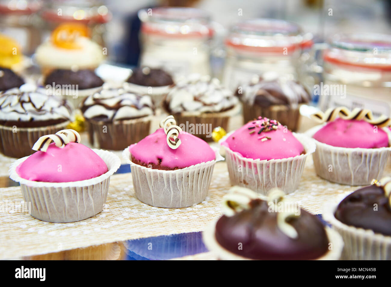 Kuchen auf der Zähler im Store Stockfoto