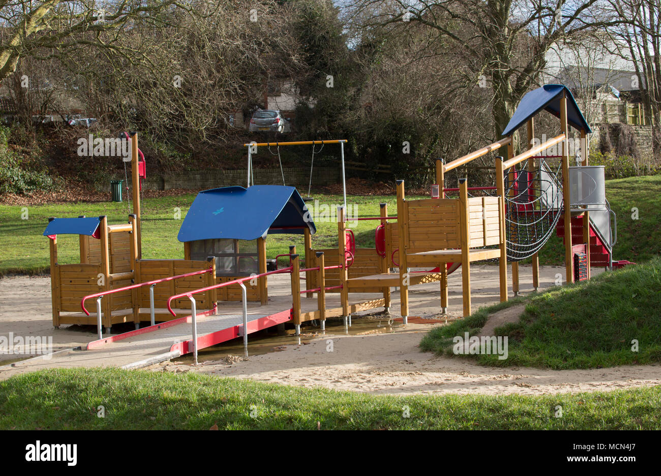 Kinderspielplatz in einem öffentlichen Park in Somerset UK Stockfoto