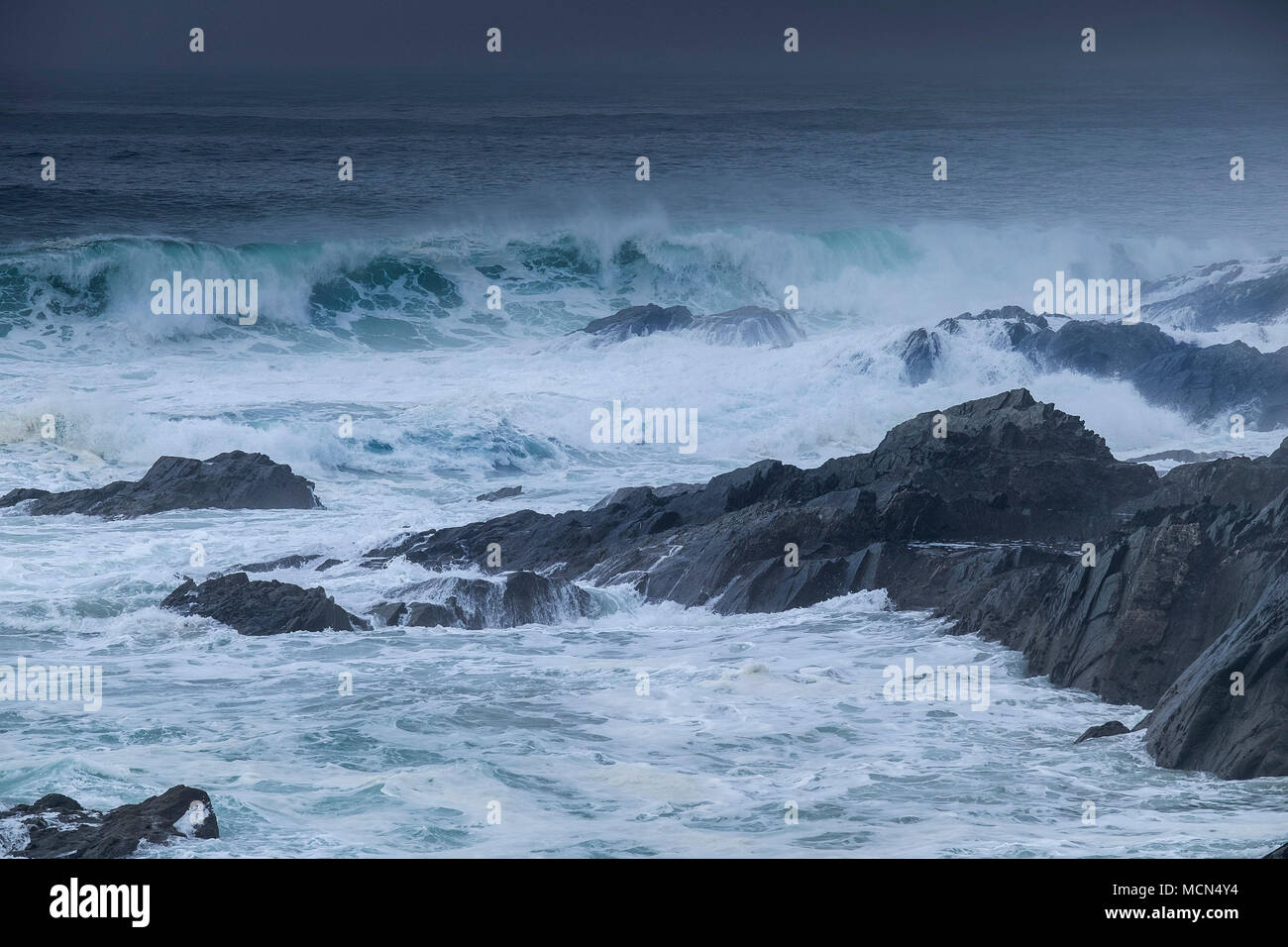 UK Wetter - Stürmische See Bedingungen mit wenig Fistral in Newquay Cornwall. Stockfoto