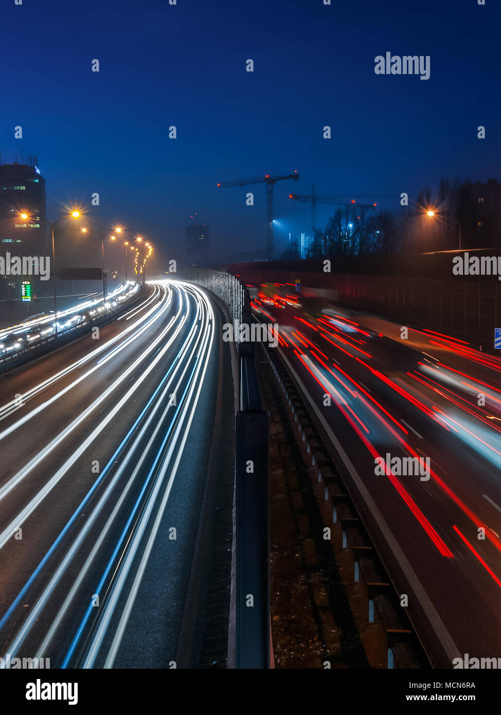 Buntes Licht Spuren der vielbefahrenen Autobahn Verkehr auf Nacht, Autobahn A4, Kattowitz, Schlesien, Krakau, Polen. Stockfoto