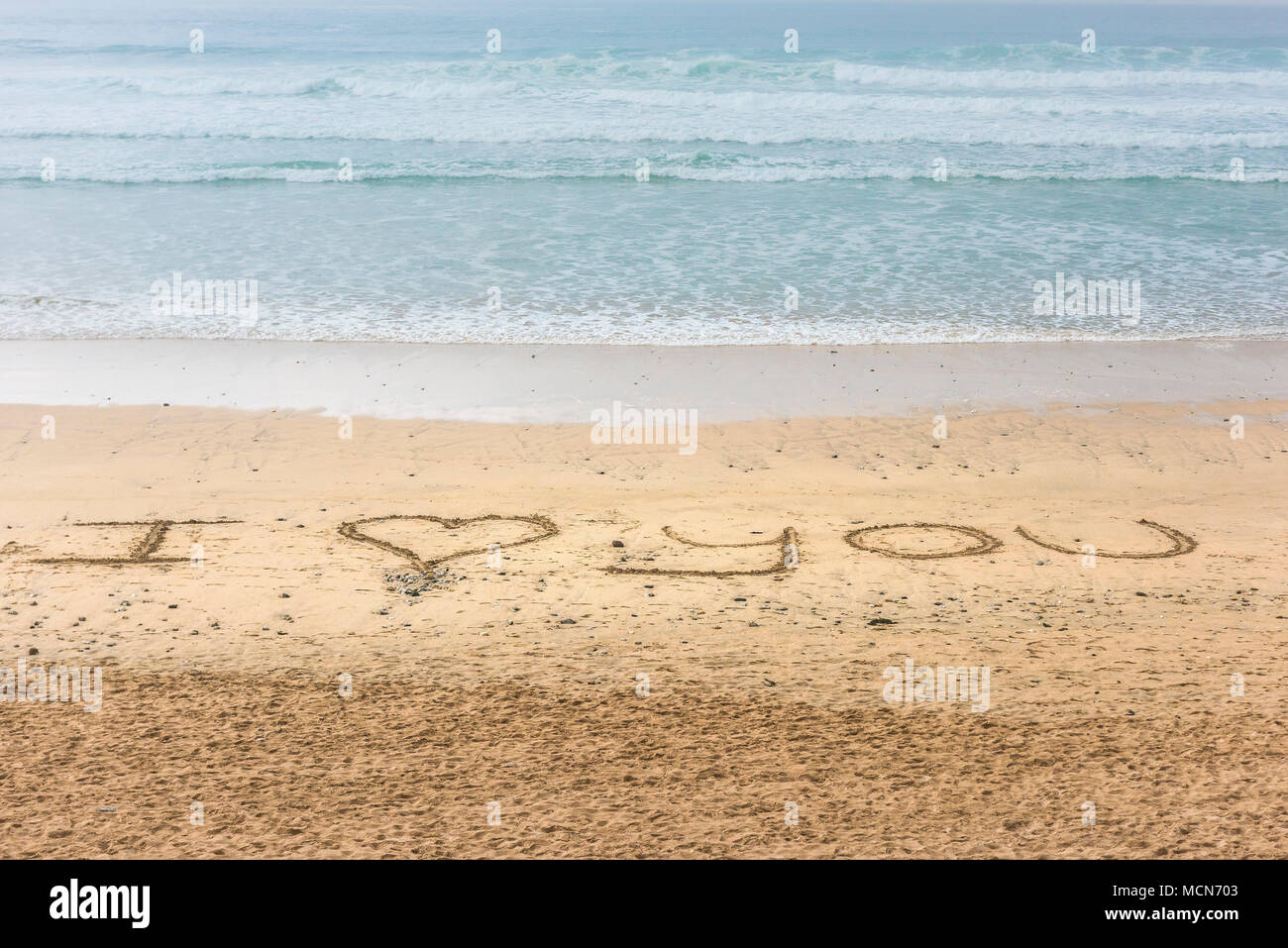 Die Botschaft, die ich liebe Dich in den Sand auf den Fistral Beach in Newquay Cornwall gezogen. Stockfoto