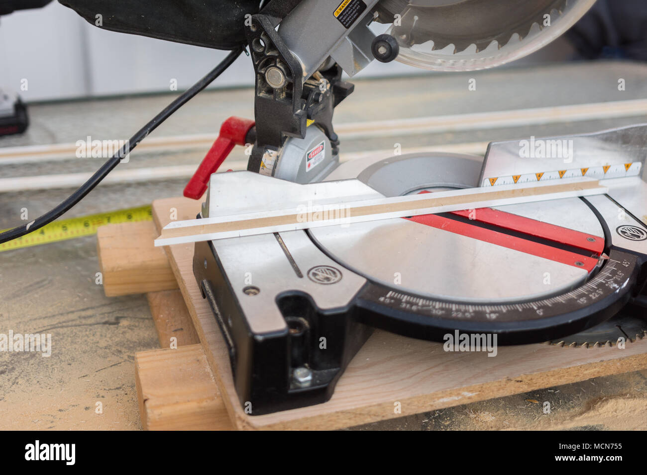 Compound Mitre saw Arbeiten auf Holz Bretter Stockfoto