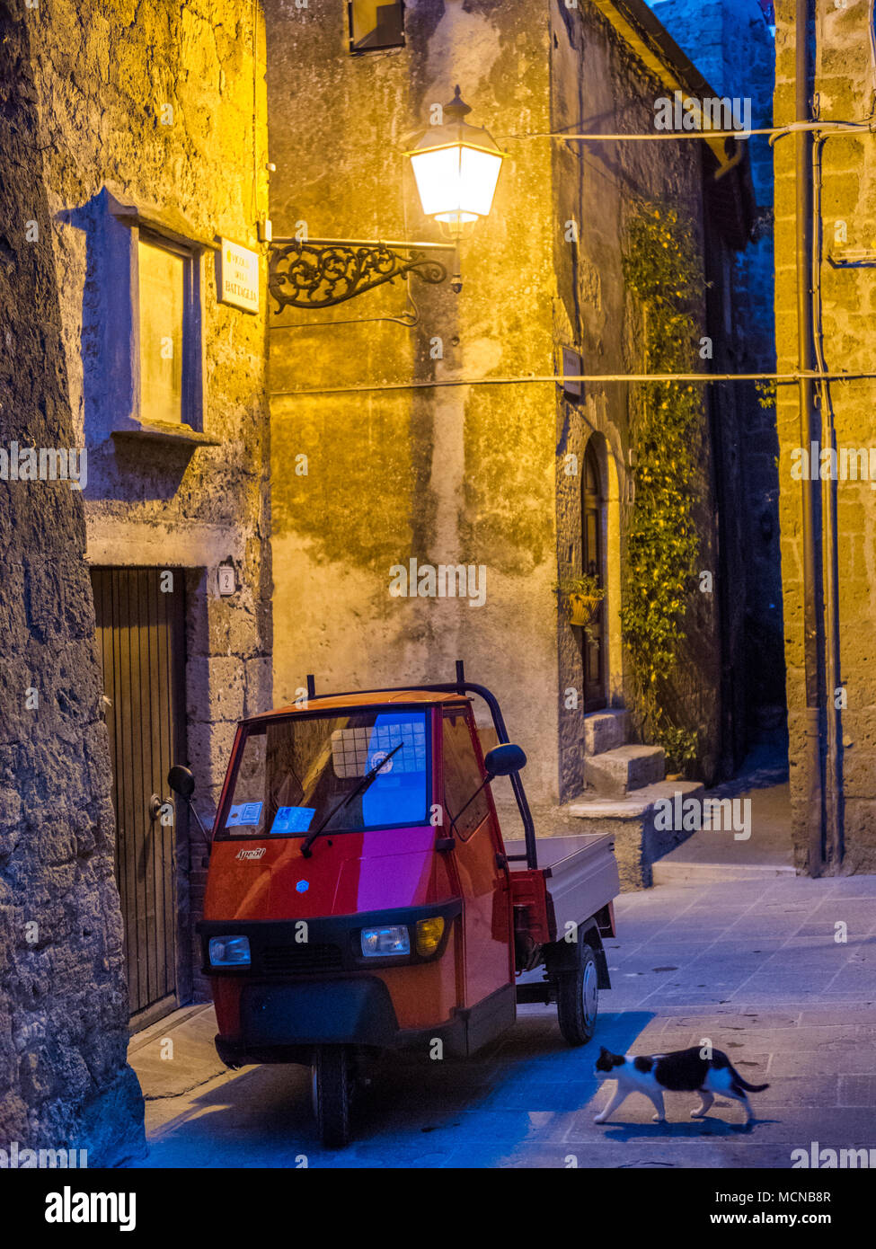 Ape in der Altstadt von Pitigliano in der Toskana, Italien Stockfoto