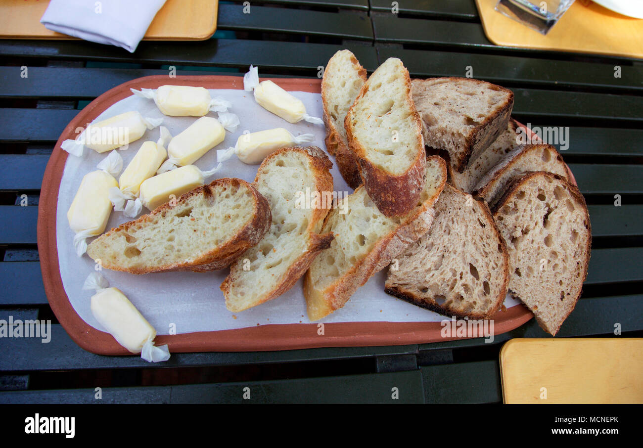 Brot und Butter serviert an acht Restaurant, Spier Hotel und Weingut, Western Cape, Südafrika Stockfoto