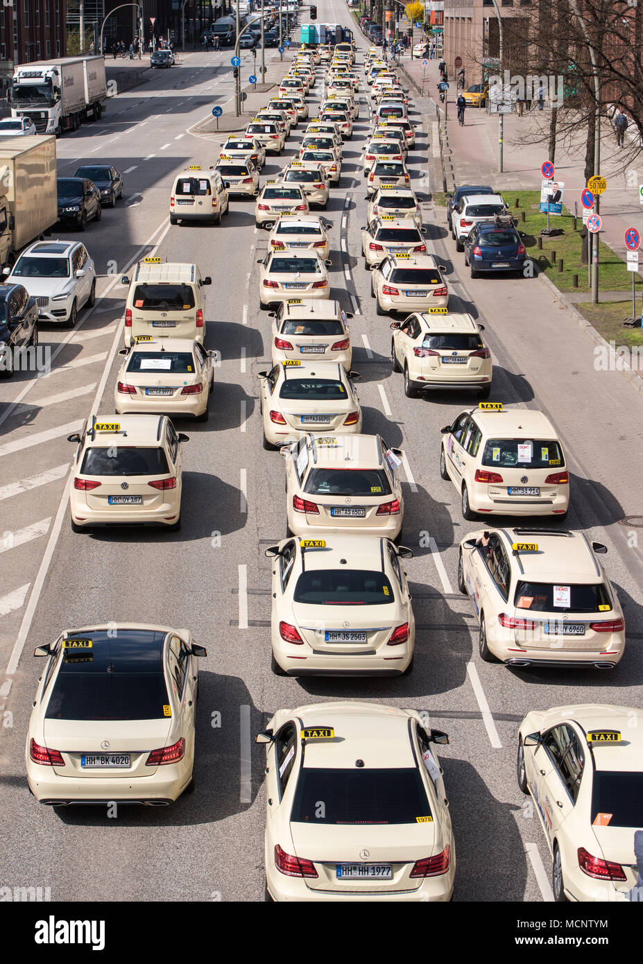 17 April 2018, Hamburg, Deutschland: Taxis fahren durch die Innenstadt während eines Protestes. Rund 300 Taxifahrer gegen die geplante Test Drive von gemeinsam genutzten Elektro Taxis der VW-Tochter "Oia" demonstriert. Volkswagen plant für den Anstieg an die Spitze der führenden Anbieter von Mobilitätsdienstleistungen. Die Tester sind in der Lage, Buchen und Bezahlen für einen Shuttleservice mit einem Smartphone App. Foto: Daniel Bockwoldt/dpa Stockfoto