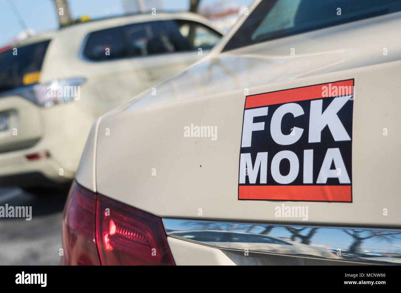 17 April 2018, Hamburg, Deutschland: ein Aufkleber lesen' FCK Moia' auf ein Taxi während ein Protest der Taxifahrer. Rund 300 Taxifahrer gegen die geplante Test Drive von gemeinsam genutzten Elektro Taxis der VW-Tochter "Oia" demonstriert. Volkswagen plant für den Anstieg an die Spitze der führenden Anbieter von Mobilitätsdienstleistungen. Die Tester sind in der Lage, Buchen und Bezahlen für einen Shuttleservice mit einem Smartphone App. Foto: Daniel Bockwoldt/dpa Quelle: dpa Picture alliance/Alamy leben Nachrichten Stockfoto