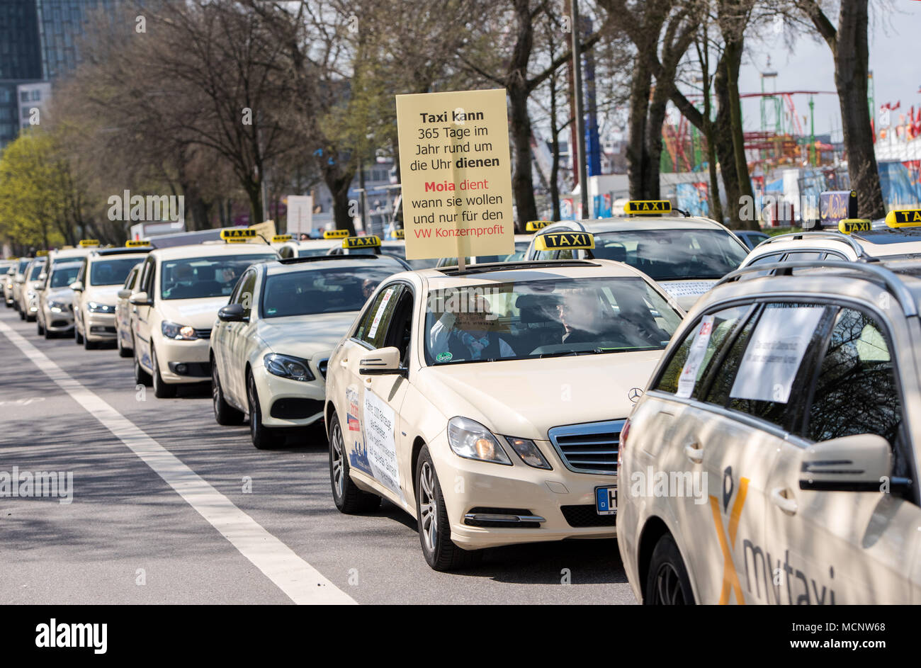 17 April 2018, Hamburg, Deutschland: ein Schild mit der Aufschrift 'Taxis in der Lage sind, an 365 Tagen im Jahr. Moia dient nur im Verhältnis zum Ergebnis des VW-Unternehmens" wird von einem Taxi während ein Protest der Taxifahrer statt. Rund 300 Taxifahrer gegen die geplante Test Drive von gemeinsam genutzten Elektro Taxis der VW-Tochter "Oia" demonstriert. Volkswagen plant für den Anstieg an die Spitze der führenden Anbieter von Mobilitätsdienstleistungen. Die Tester sind in der Lage, Buchen und Bezahlen für einen Shuttleservice mit einem Smartphone App. Foto: Daniel Bockwoldt/dpa Quelle: dpa Picture alliance/Alamy leben Nachrichten Stockfoto