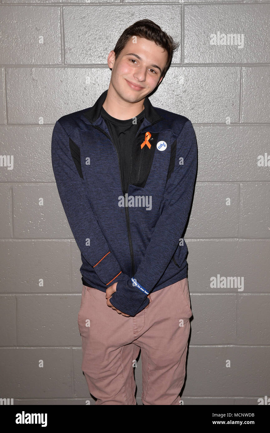 Sunrise, FL, USA. 16 Apr, 2018. Cameron Kasky stellt Backstage während der vom Broadway mit Liebe Benefizkonzert für Parkland am BB&T Center am 16. April 2018 in Sunrise, Florida. Quelle: MPI04/Medien Punch/Alamy leben Nachrichten Stockfoto