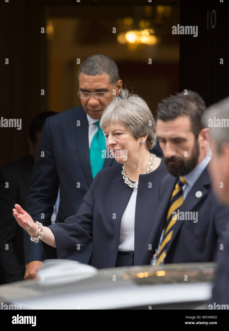 Downing Street, London, UK. 17. April 2018. Der britische Premierminister Theresa May Blätter 10 Downing Street in London mit jamaikanischen Premierminister Andrew Holness. Credit: Malcolm Park/Alamy Leben Nachrichten. Stockfoto