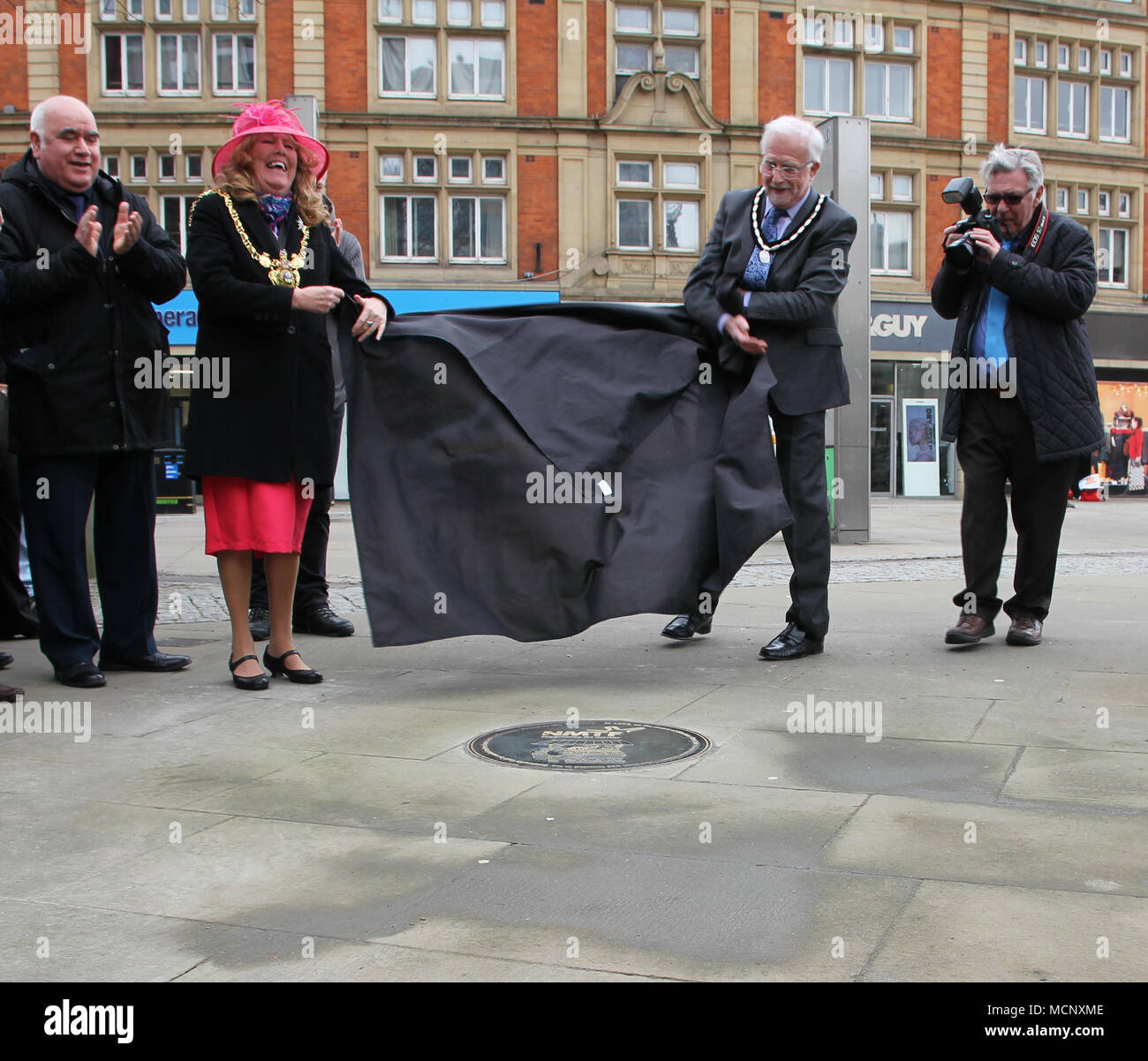 Peace Gardens, Sheffield, UK. 17. April 2018. Herr Bürgermeister von Sheffield, Ratsmitglied Anne Murphy. Plakette enthüllt in der Peace Gardens in Sheffield die Gründung der nationalen Markt Traders' Föderation zu markieren. Credit: Alamy leben Nachrichten Stockfoto