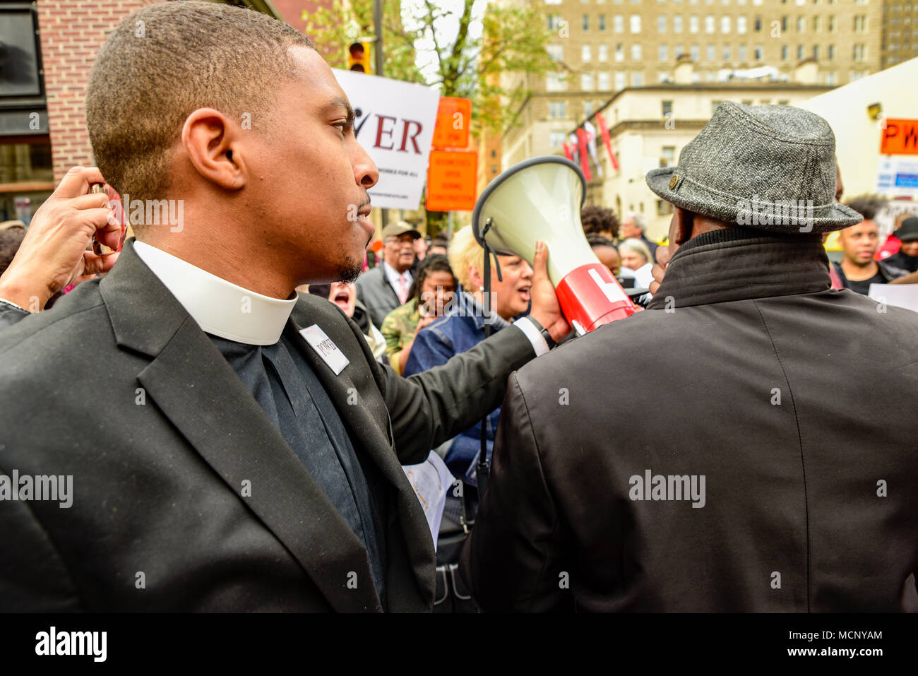 Philadelphia, USA. 16 Apr, 2018. Nach dem umstrittenen Verhaftungen von zwei schwarze Männer in ein Starbucks in Philadelphia, Dutzende Demonstranten wieder saß in der Forderung der multinationalen Kette Verantwortung für rassistische Praktiken zu nehmen und einen Beitrag zu der polizeilichen Überwachung von schwarzen und braunen Menschen in den Vereinigten Staaten. Quelle: Christopher Evens/Alamy leben Nachrichten Stockfoto