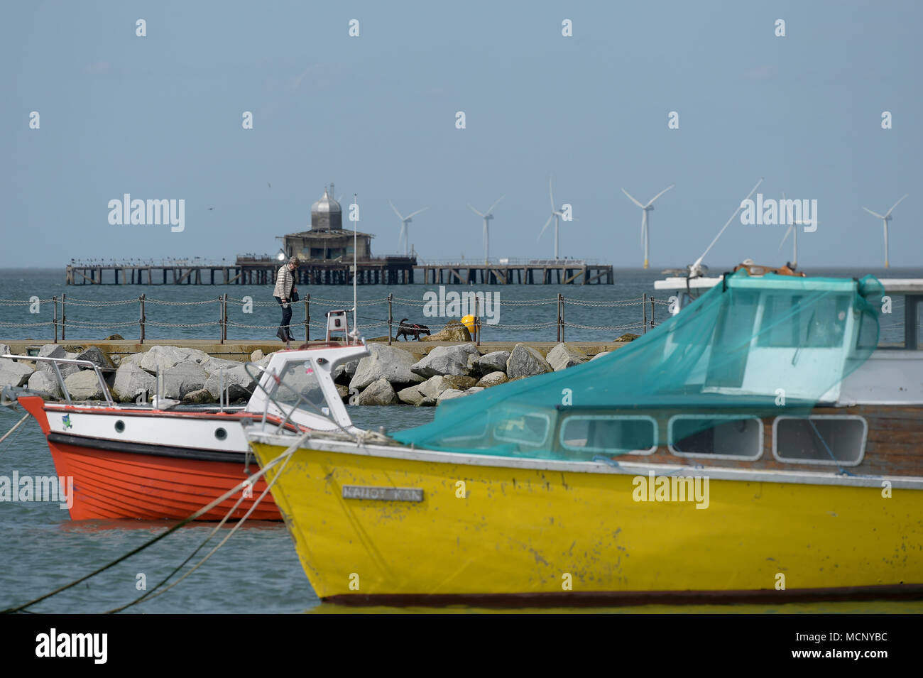 Herne Bay, Kent. 17 Apr, 2018. UK Wetter: Menschen den Beginn eines warmen Zauber des Frühlings Wetter in Herne Bay Kent 17 April 2018 Kredit genießen: MARTIN DALTON/Alamy leben Nachrichten Stockfoto