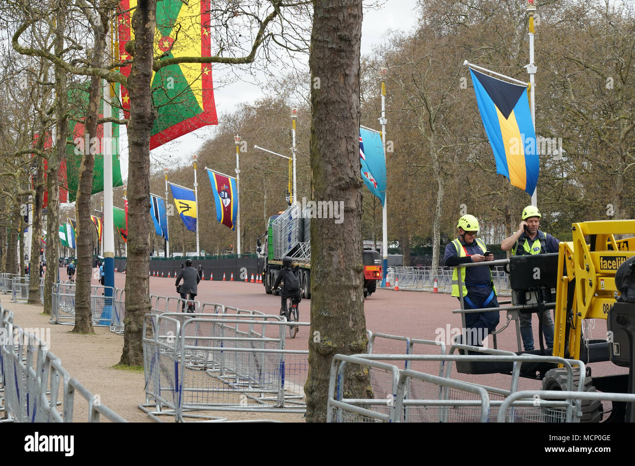 London, Großbritannien. 17 Apr, 2018. Die Mall in Central London ist geschlossen und mit Nationalflaggen in der Vorbereitung für die Ankunft der Staats- und Regierungschefs für die 2018 Commonwealth Regierungschefs gesäumt Sitzung und für den London Marathon. Foto Datum: Dienstag, 17. April 2018. Foto: Roger Garfield/Alamy leben Nachrichten Stockfoto