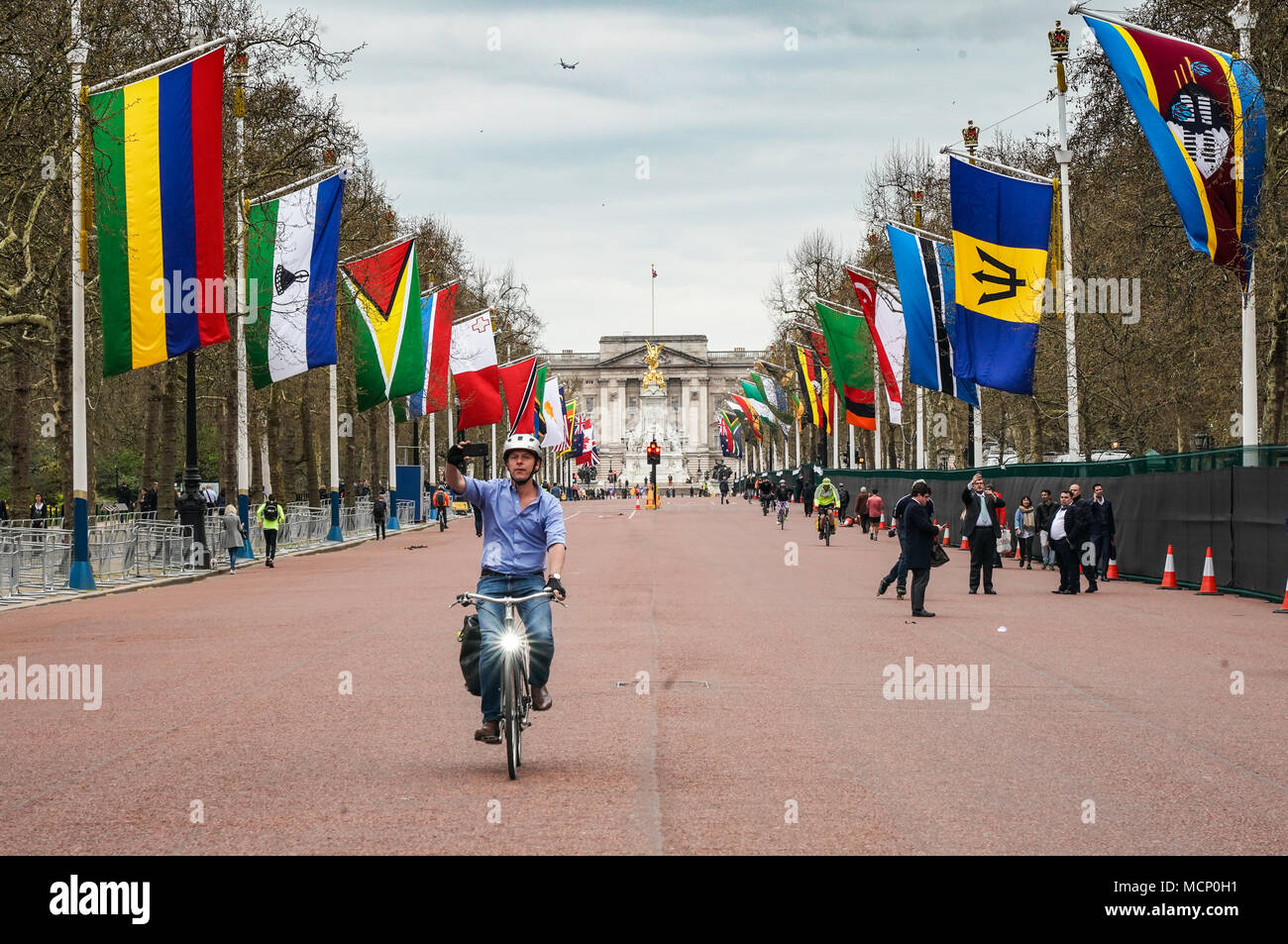 London, Großbritannien. 17 Apr, 2018. Die Mall in Central London ist geschlossen und mit Nationalflaggen in der Vorbereitung für die Ankunft der Staats- und Regierungschefs für die 2018 Commonwealth Regierungschefs gesäumt Sitzung und für den London Marathon. Foto Datum: Dienstag, 17. April 2018. Foto: Roger Garfield/Alamy leben Nachrichten Stockfoto