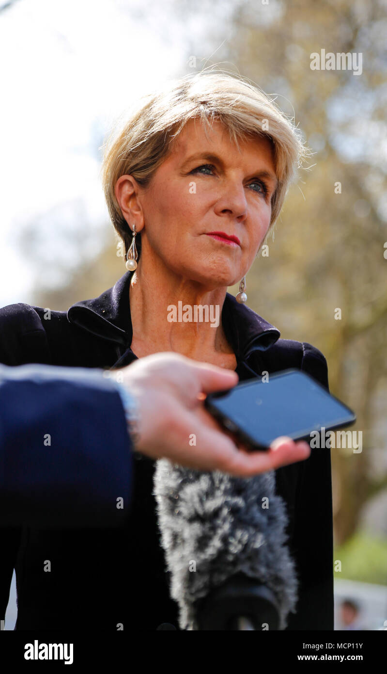 London, Großbritannien. 17 Apr, 2018. Australische Außenminister, Julie Bishop ist ein Interview auf den Straßen von London Commonwealth Regierungschefs Treffen in London, Vereinigtes Königreich, am 17. April 2018. Quelle: Michal Busko/Alamy leben Nachrichten Stockfoto